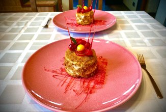 Медовик со сметанным кремом с фундуком в карамели