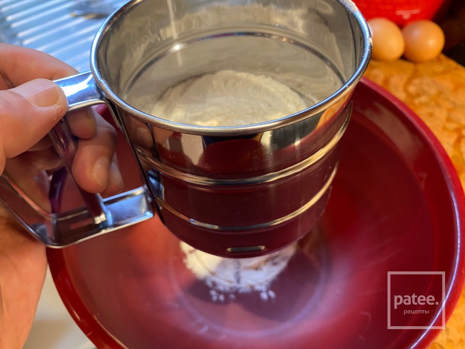 Медовик со сметанным кремом с фундуком в карамели - Шаг 1