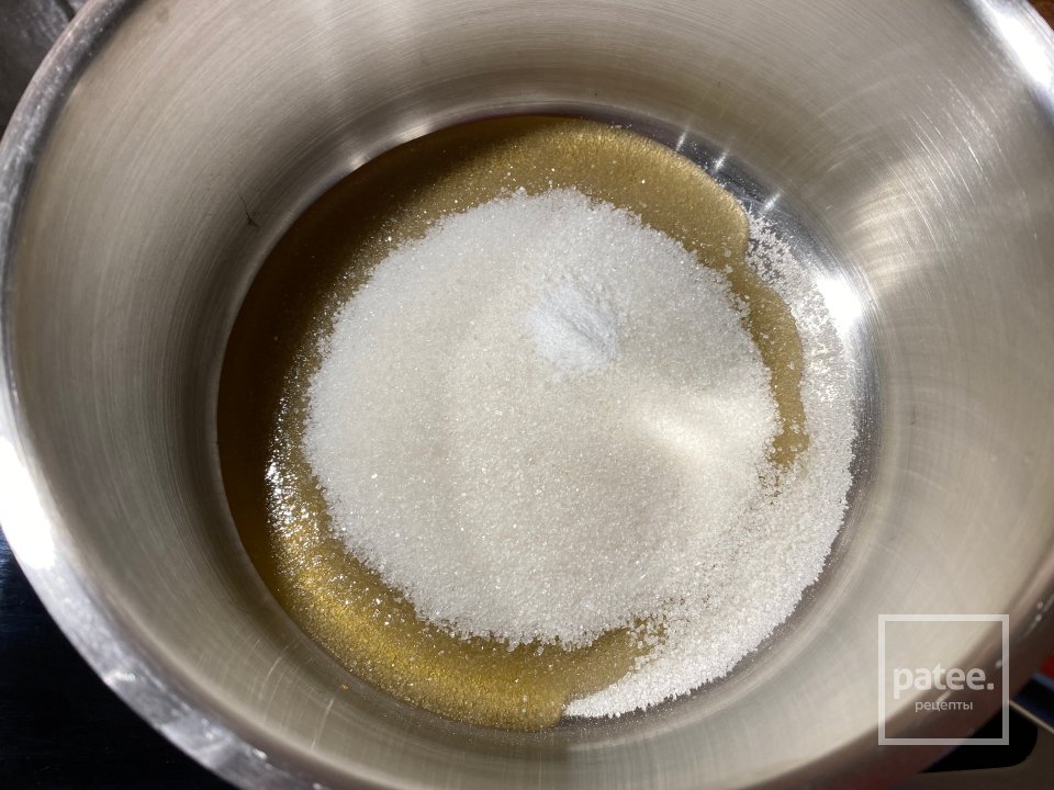 Медовик со сметанным кремом с фундуком в карамели - Шаг 2