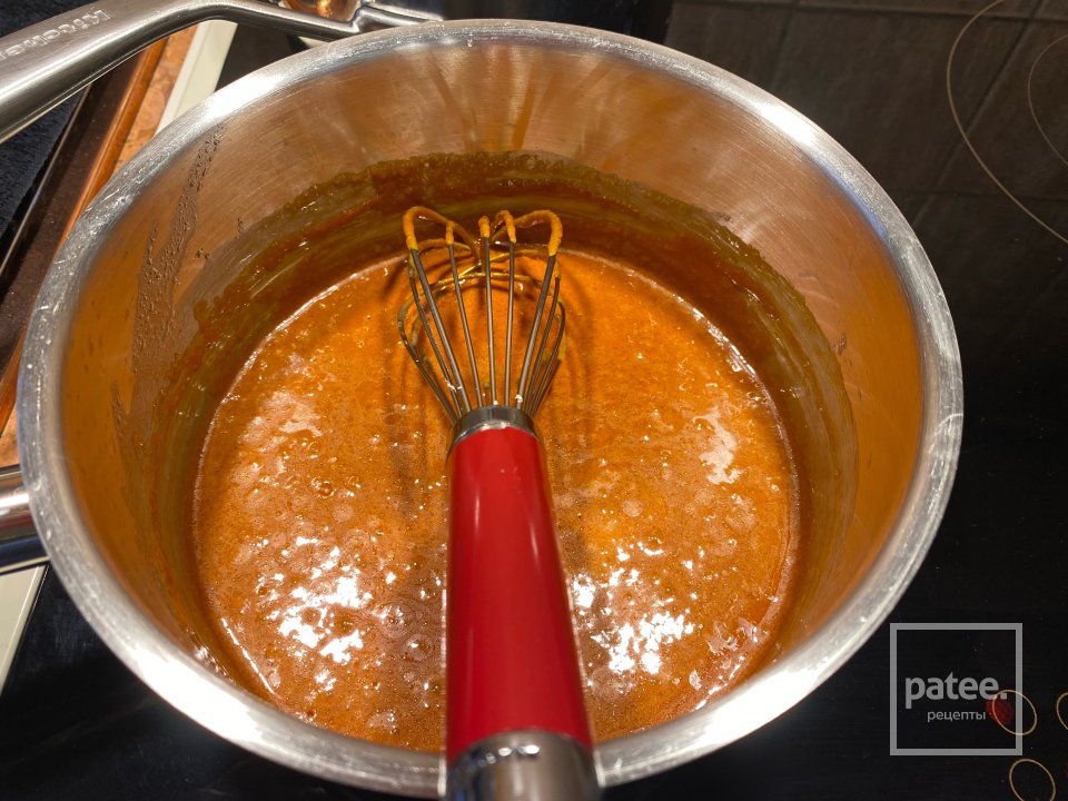 Медовик со сметанным кремом с фундуком в карамели - Шаг 3