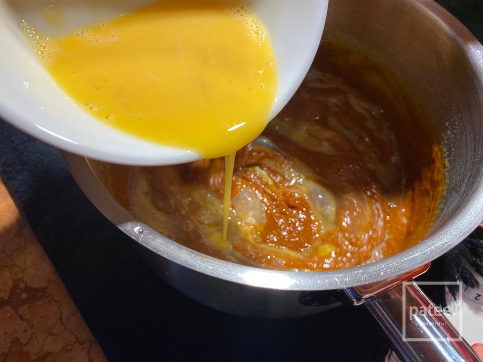 Медовик со сметанным кремом с фундуком в карамели - Шаг 4