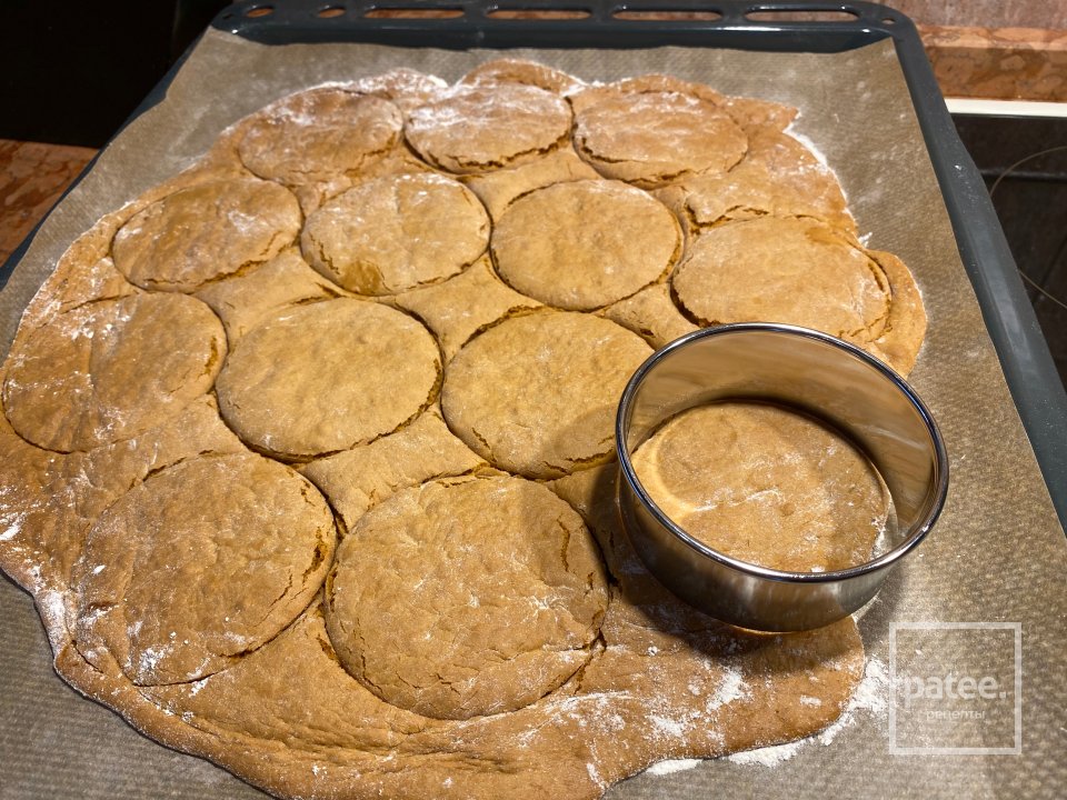 Медовик со сметанным кремом с фундуком в карамели - Шаг 6