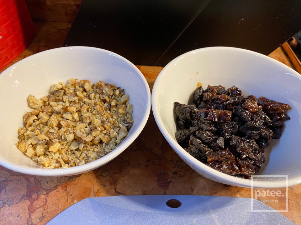 Медовик со сметанным кремом с фундуком в карамели - Шаг 8