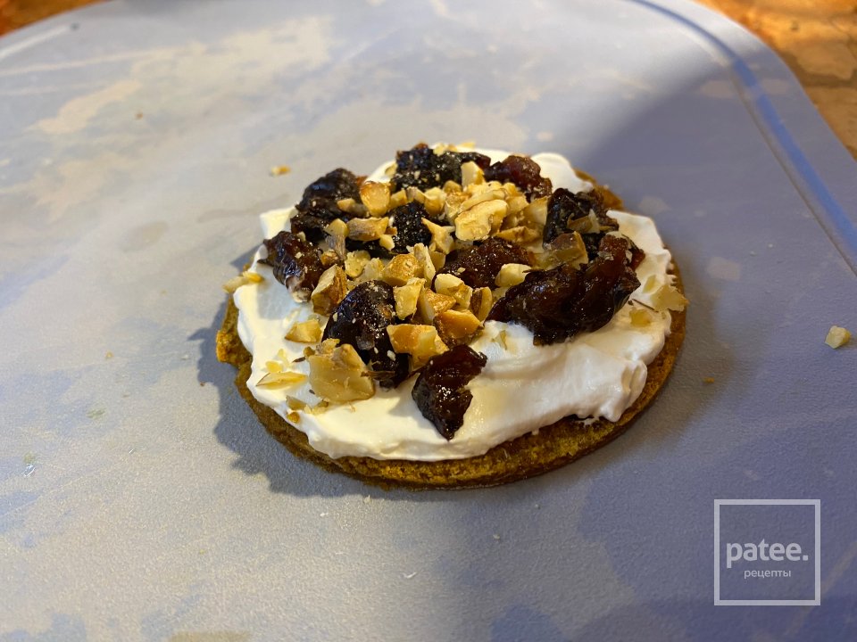 Медовик со сметанным кремом с фундуком в карамели - Шаг 9