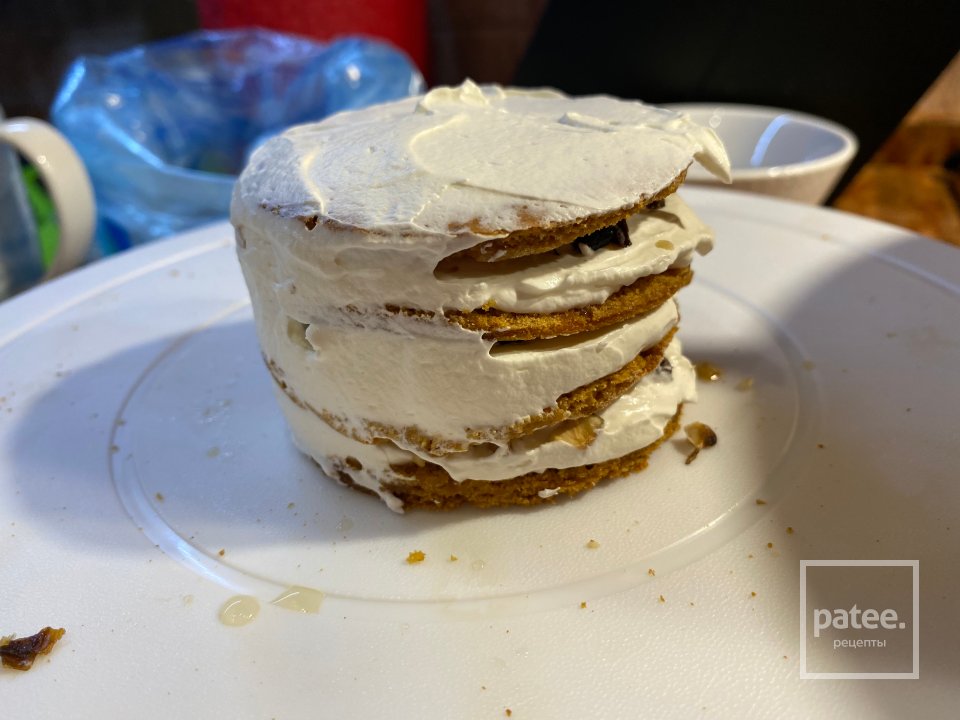 Медовик со сметанным кремом с фундуком в карамели - Шаг 10