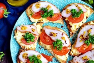 Бутерброды с копченой курицей, помидорами и плавленым сырком 🥪