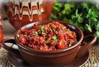 Отличный гарнир — гречка с помидорами 🥣