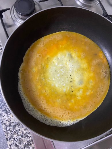 Яичный рулетик с ветчиной и сыром - Шаг 3