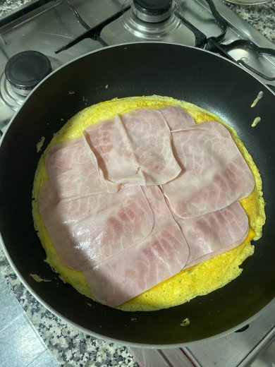 Яичный рулетик с ветчиной и сыром - Шаг 4