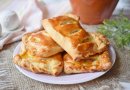 Пирожки с мясом из слоёного теста в духовке 🥧