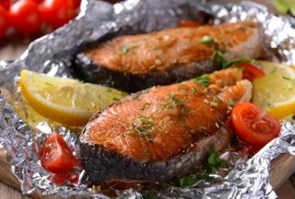 Рыбные стейки запечённые с помидорами 🐟