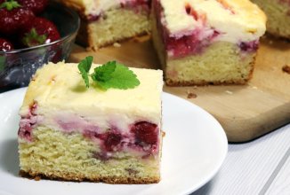 Клубничный пирог с творожной заливкой