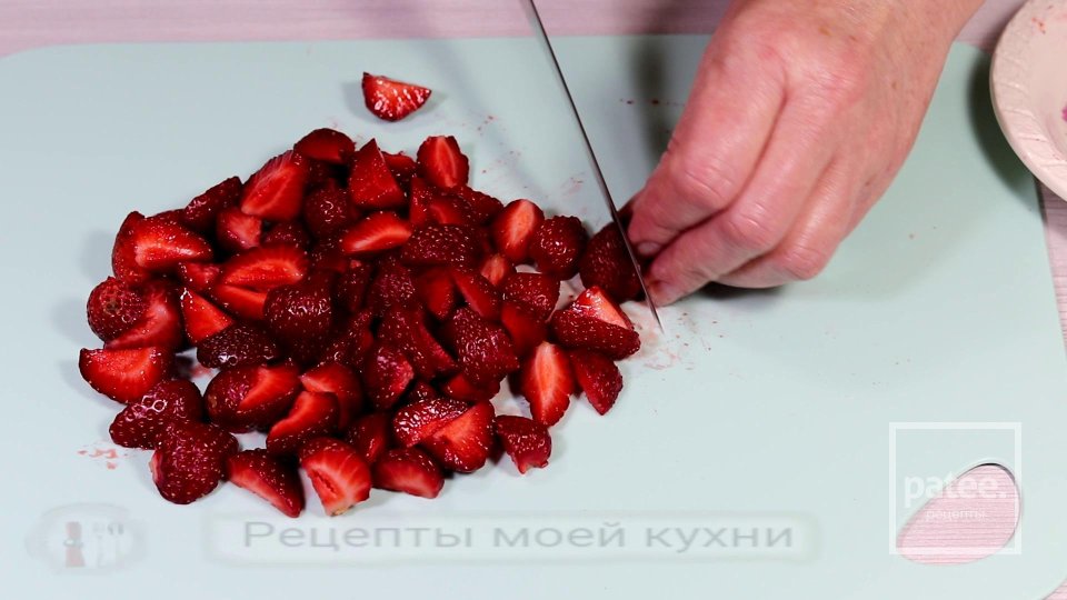 Клубничный пирог с творожной заливкой - Шаг 2