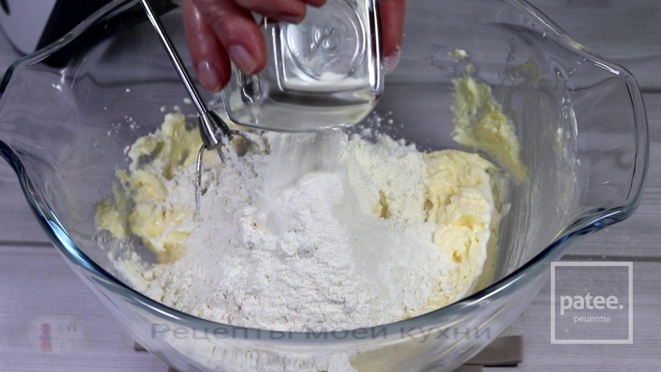 Клубничный пирог с творожной заливкой - Шаг 6