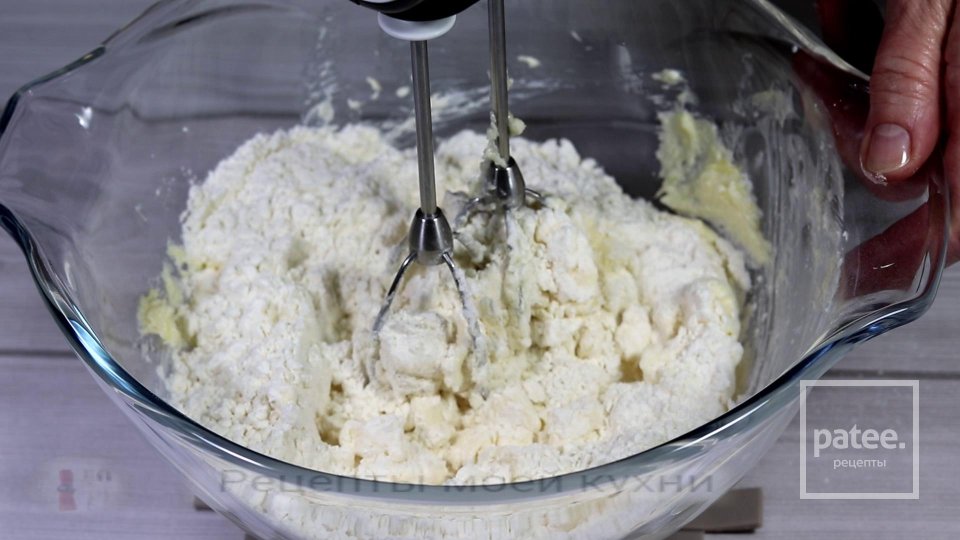 Клубничный пирог с творожной заливкой - Шаг 7