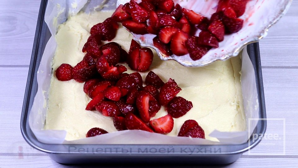 Клубничный пирог с творожной заливкой - Шаг 9