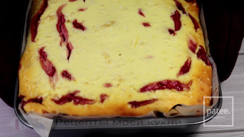 Клубничный пирог с творожной заливкой - Шаг 13