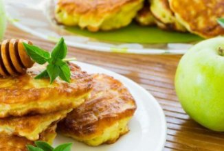 Яблочные оладьи