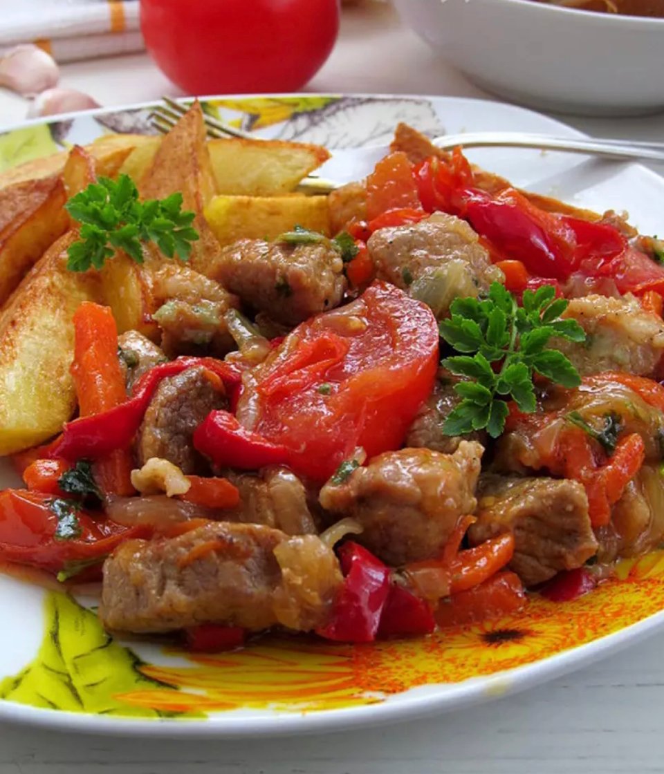 Мясо по абхазски. Каурма по абхазски. Мясо по абхазски с овощами. Говядина по абхазски.