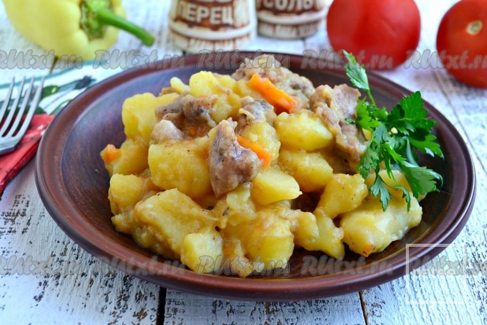 Тушеная картошка с тушенкой в мультиварке 🥔 - Шаг 1