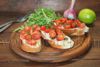 Бутерброды с запечённым чесноком, пармезаном и черри 🥪