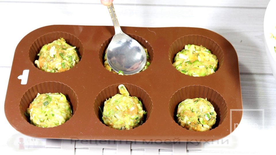 Кабачковые маффины без муки в духовке - Шаг 6