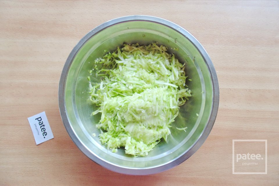 Оладьи кабачковые на кефире - Шаг 2