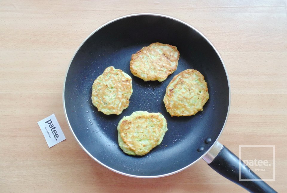 Оладьи кабачковые на кефире - Шаг 10