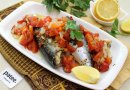 Скумбрия, запечённая с помидорами
