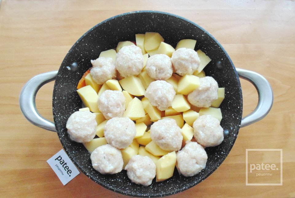 Тефтели из свинины с картофелем - Шаг 10