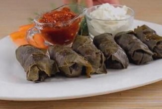 Долма в свежих виноградных листьях