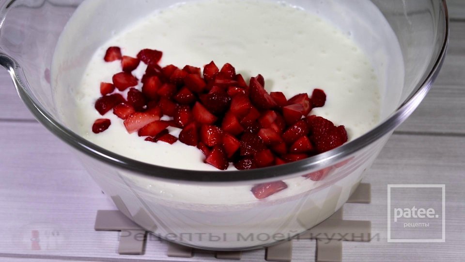 Творожный десерт без выпечки с клубникой - Шаг 6