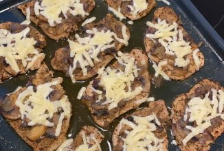 Мясо, запечённое с луком и грибами