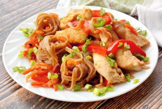 «Соба» с курицей и овощами, гречневая лапша🍝