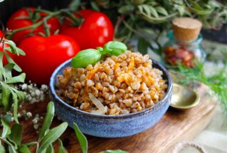 Гречка с луком и морковью на сковороде 🍚