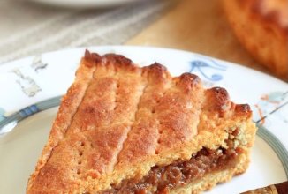 Пирог с варенной сгущенкой и грецкими орехами 🍮