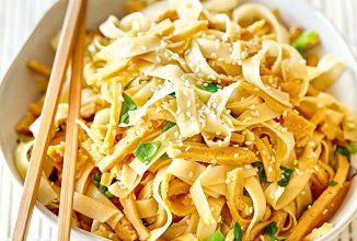 Яичная лапша с омлетом и зелёным луком 🍝