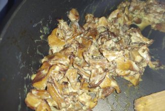 Лисички в сметане