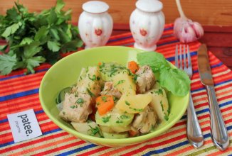 Свинина тушеная с кабачками и картофелем