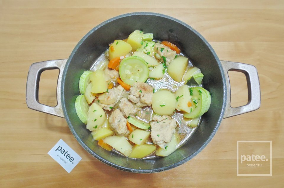 Свинина тушеная с кабачками и картофелем - Шаг 11