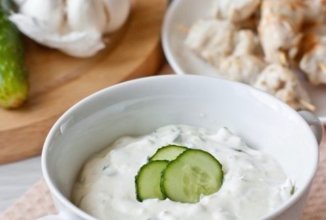 Сливочно-огуречный соус с чесноком