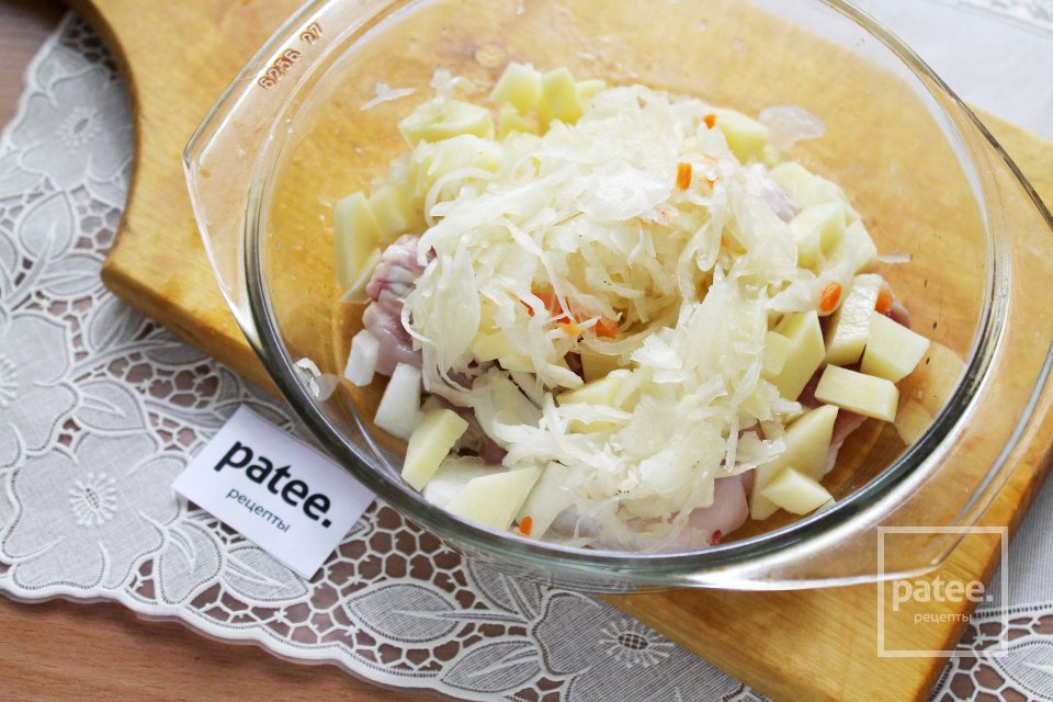 Щи с квашеной капустой и курицей в духовке - Шаг 6