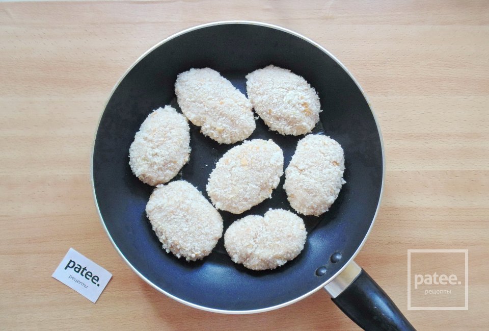 Мясные котлеты в хлебных крошках - Шаг 6