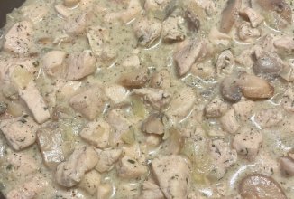 Курица с луком и грибами под сметанным соусом