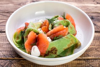 Шпинатные блины с лососем и сметаной