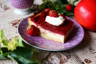 Пирог с клубникой и творогом