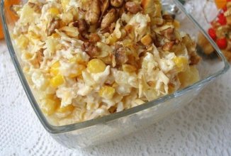 Салат с курицей, сыром и ананасом