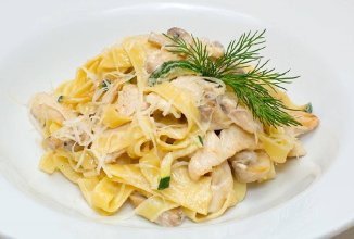 Паста с курицей и беконом