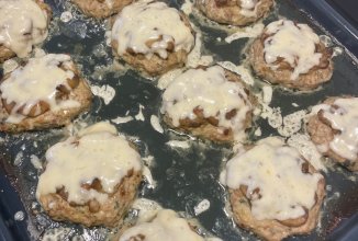 Котлеты под грибами, луком и сыром