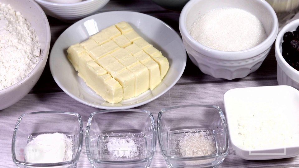 Кексы с черной смородиной в глазури - Шаг 1